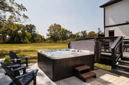3 Acre Estate Hot Tub Karaoke Pickleball Glam Room - Image 3