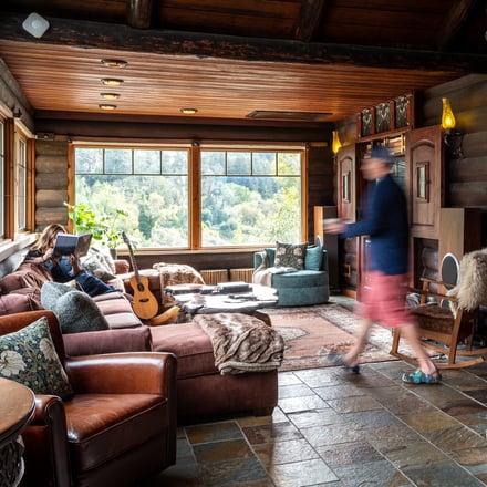 Rocktop Lodge common room with leather sofas and stone fireplace