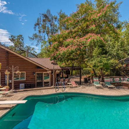 Rocktop Lodge pool and tiki hut